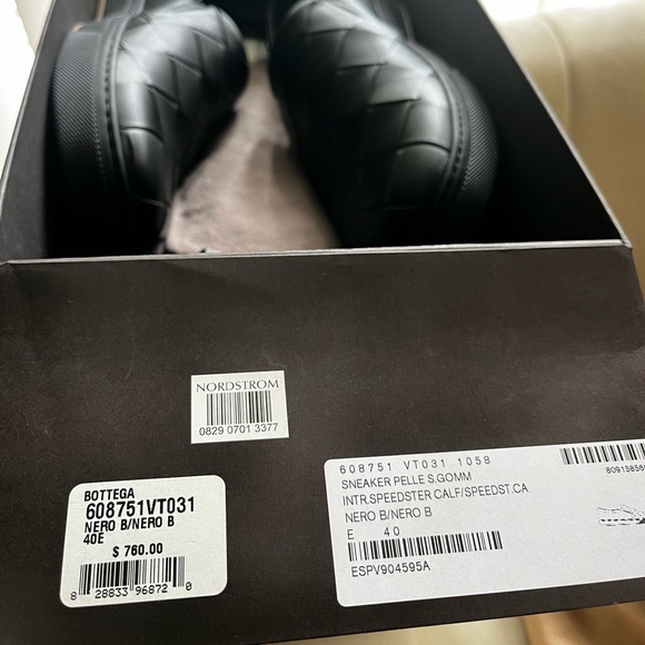 Bottega Veneta Men's Wide Weave Leather Slip-On Sn - Picture 13 of 13